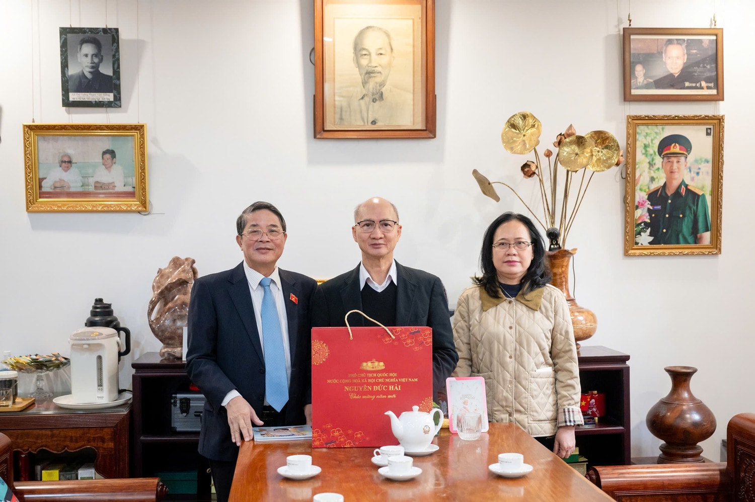 pho-chu-tich-quoc-hoi-nguyen-duc-hai-tham-va-chuc-tet-gia-dinh-nguyen-thu-tuong-pham-van-dong.jpg