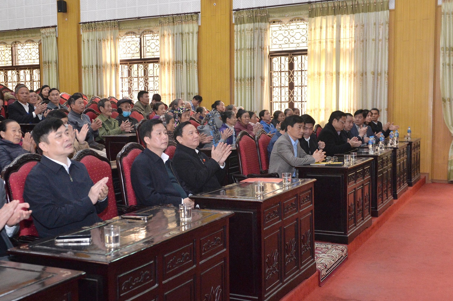 Phó Chủ tịch Quốc hội Nguyễn Khắc Định và các đại biểu tại Chương trình trao quà Tết cho hộ nghèo, hộ có hoàn cảnh khó khăn tại huyện Đông Hưng, Thái Bình. Ảnh: Hồ Long