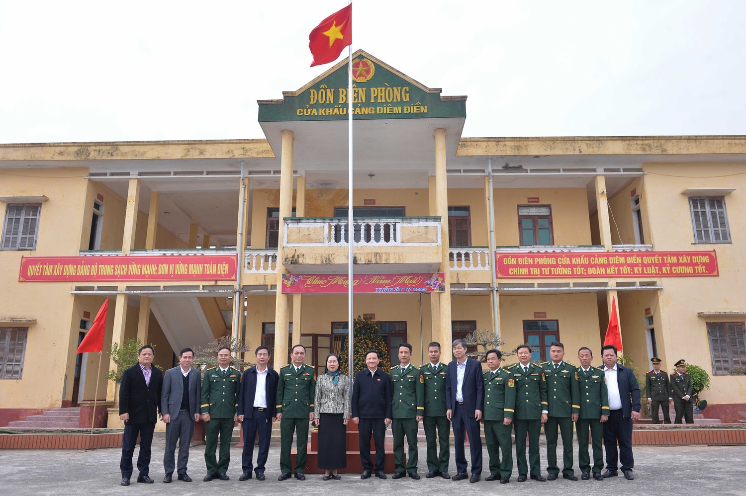 cac-dai-bieu-chup-anh-luu-niem-tai-don-bien-phong.jpg