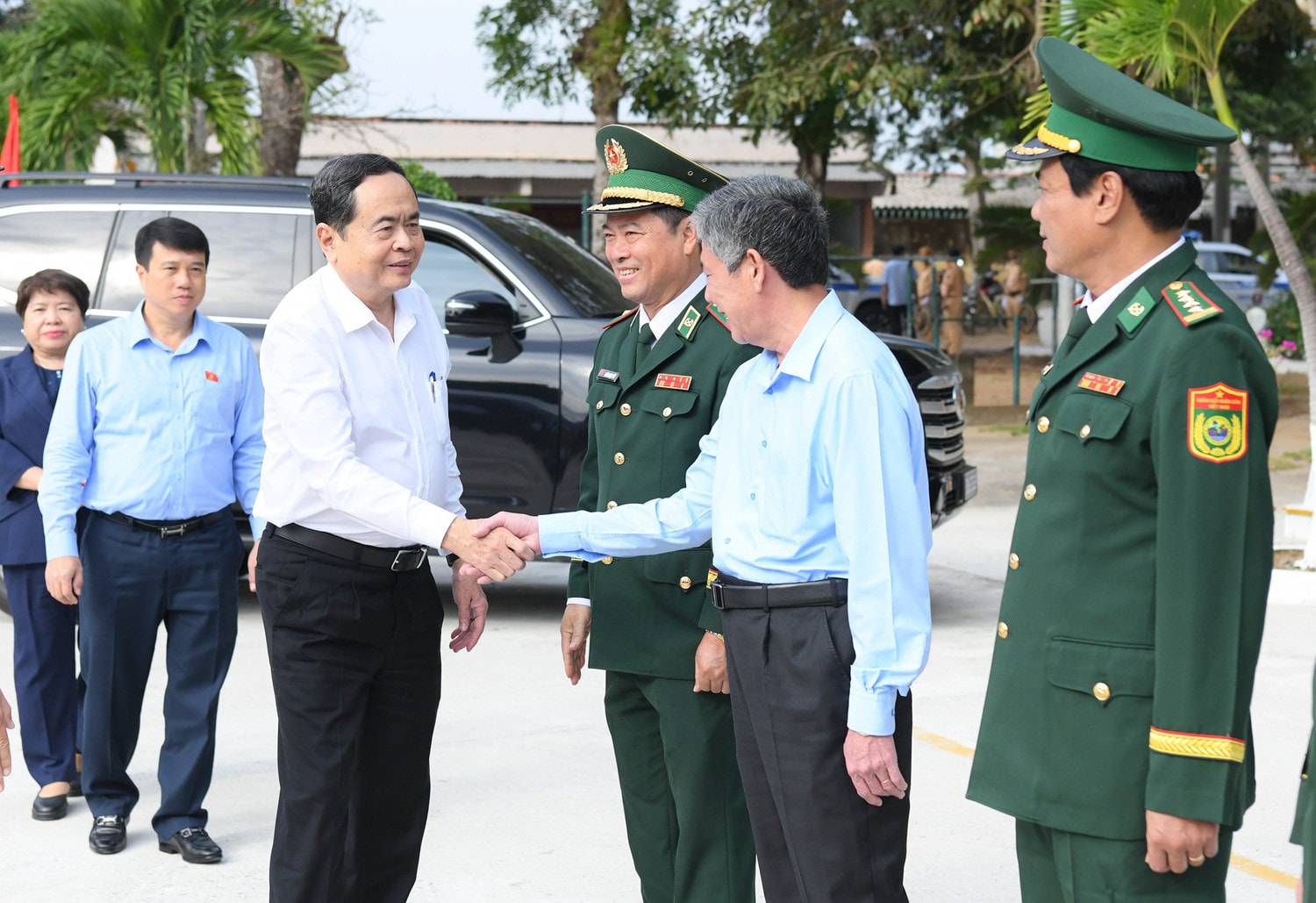 Chủ tịch Quốc hội Trần Thanh Mẫn thăm đồng bào, chiến sĩ tại huyện Cầu Ngang, Trà Vinh. Ảnh: Lâm Hiển