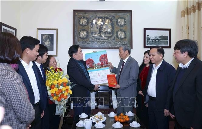 Trưởng Ban Tuyên giáo Trung ương Nguyễn Trọng Nghĩa thăm, chúc Tết nghệ sĩ nhiếp ảnh Chu Chí Thành, nguyên Chủ tịch Hội Nghệ sĩ nhiếp ảnh Việt Nam, nhân dịp Xuân Ất Tỵ 2025. Ảnh: Phương Hoa/TTXVN