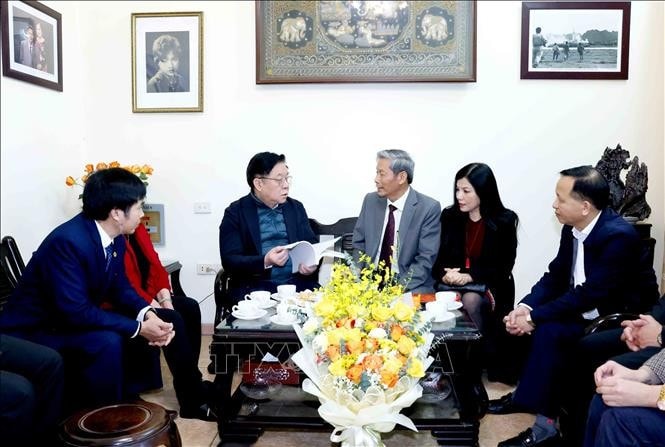 Trưởng Ban Tuyên giáo Trung ương Nguyễn Trọng Nghĩa thăm, chúc Tết nghệ sĩ nhiếp ảnh Chu Chí Thành, nguyên Chủ tịch Hội Nghệ sĩ nhiếp ảnh Việt Nam, nhân dịp Xuân Ất Tỵ 2025. Ảnh: Phương Hoa/TTXVN