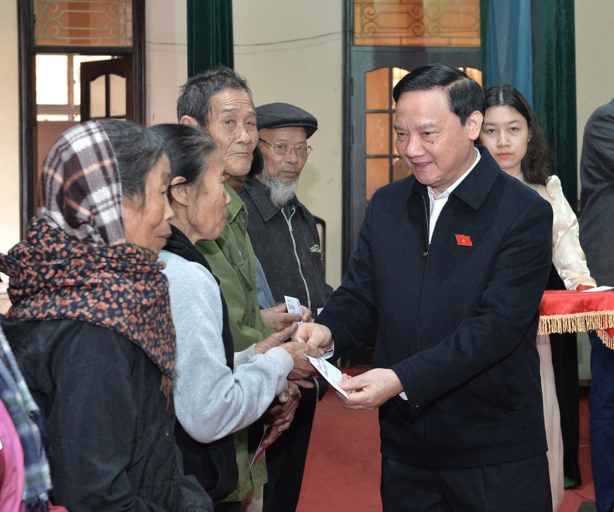 Phó Chủ tịch Quốc hội Nguyễn Khắc Định trao quà Tết cho hộ nghèo, hộ có hoàn cảnh khó khăn của huyện Đông Hưng. Ảnh: Hồ Long