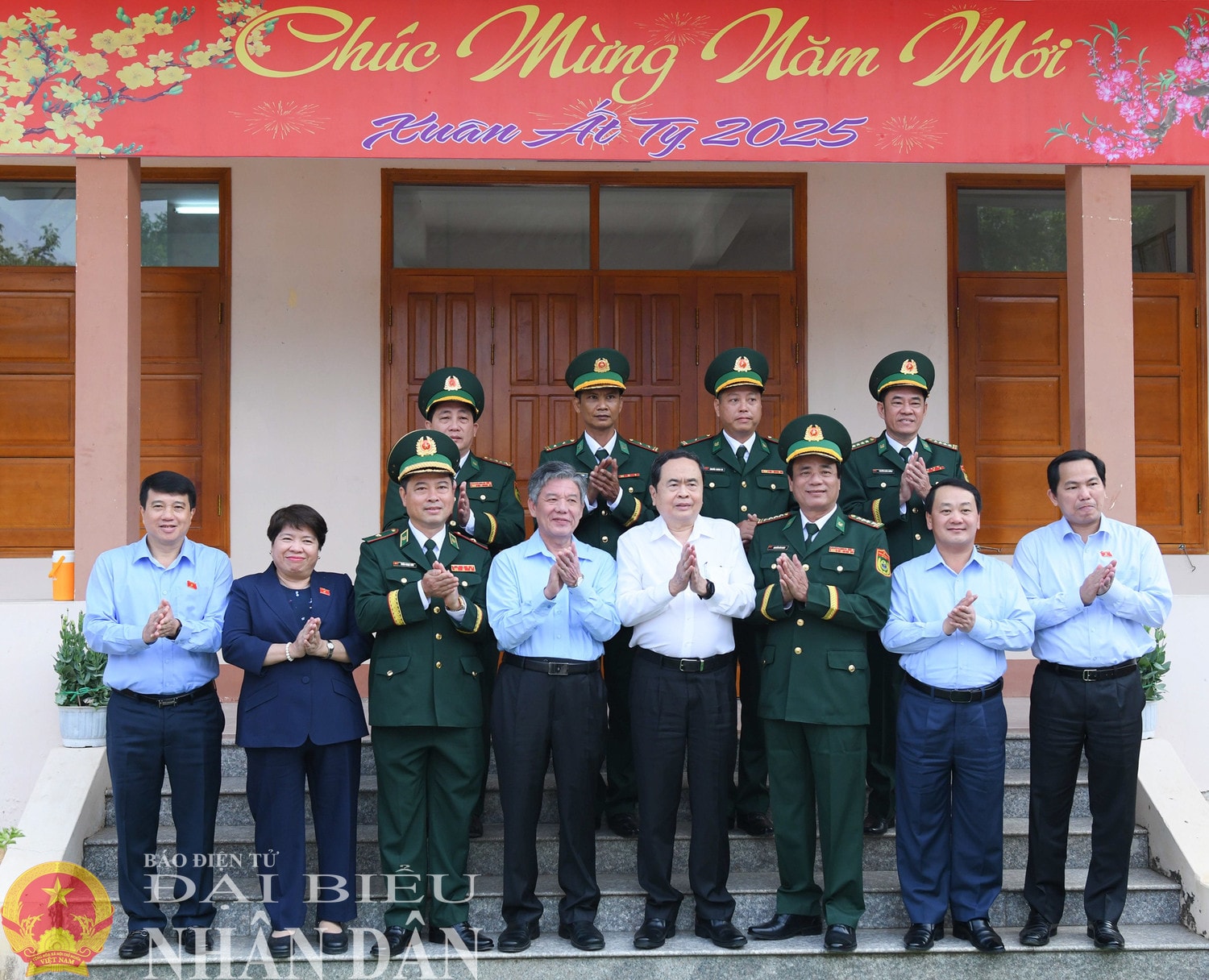 Chủ tịch Quốc hội Trần Thanh Mẫn và các đại biểu với cán bộ, chiến sỹ Đồn Biên phòng Mỹ Long, xã Mỹ Long, huyện Cầu Ngang, tỉnh Trà Vinh. Ảnh: Lâm Hiển