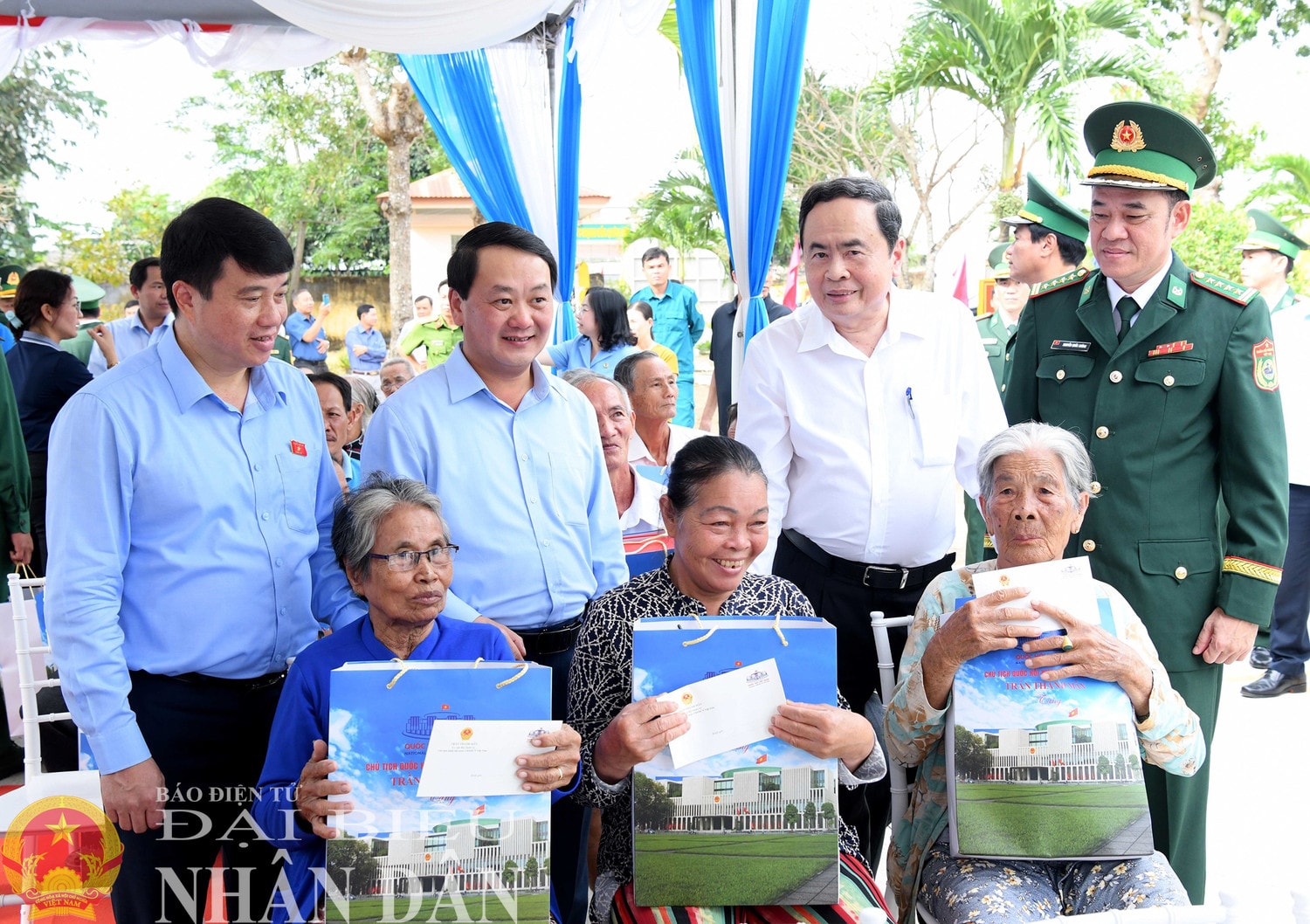 Chủ tịch Quốc hội Trần Thanh Mẫn tặng quà các gia đình chính sách huyện Cầu Ngang. Ảnh: Lâm Hiển