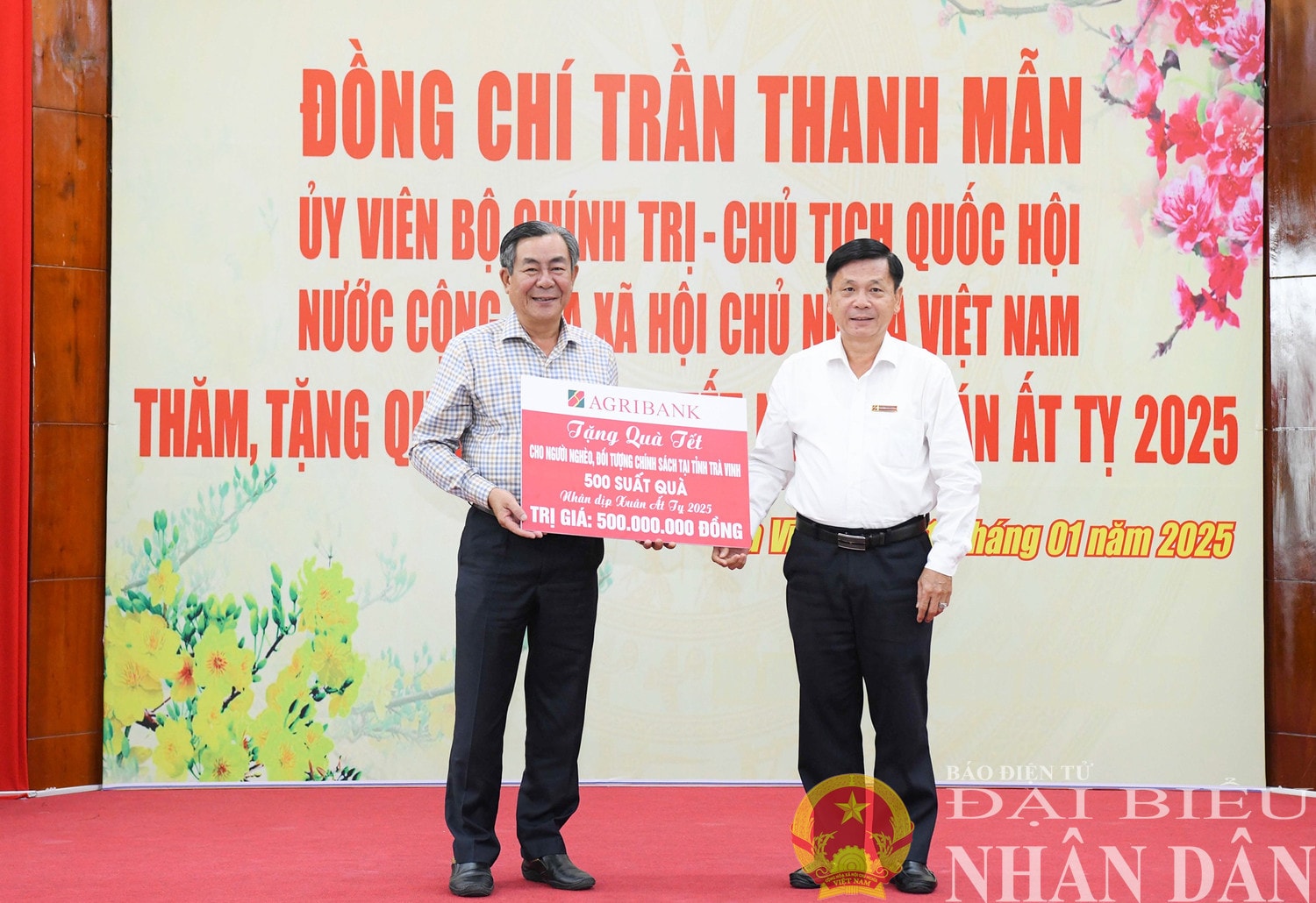 Đại diện Ngân hàng Agribank tặng 500 triệu đồng quà Tết cho Mặt trận Tổ Quốc Việt Nam tỉnh Trà Vinh. Ảnh: Lâm Hiển