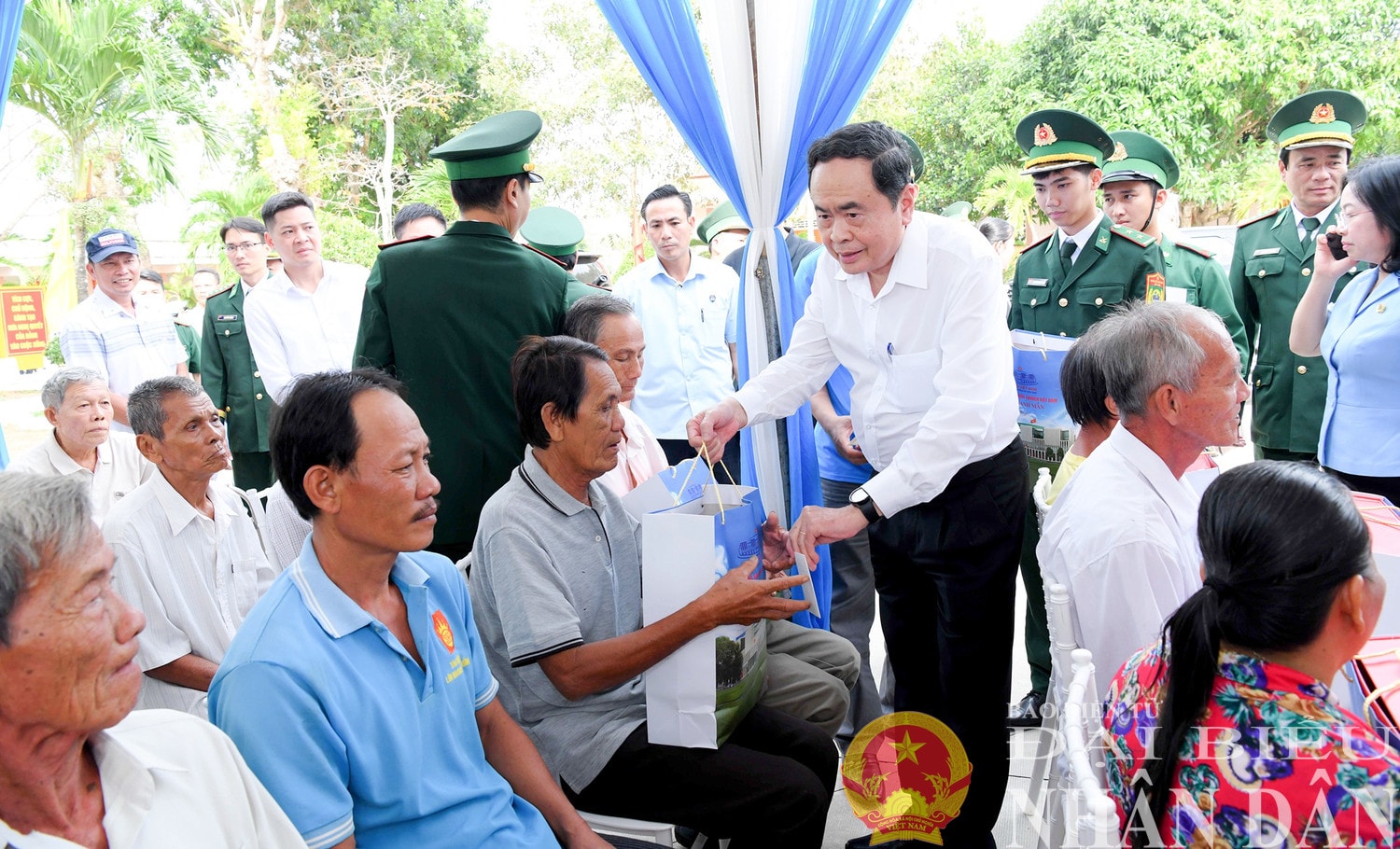 Chủ tịch Quốc hội Trần Thanh Mẫn tặng quà các hộ nghèo huyện Cầu Ngang. Ảnh: Lâm Hiển
