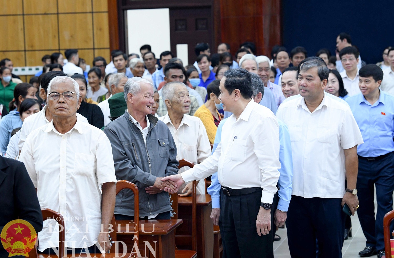 Chủ tịch Quốc hội Trần Thanh Mẫn với người dân tỉnh Trà Vinh. Ảnh: Lâm Hiển