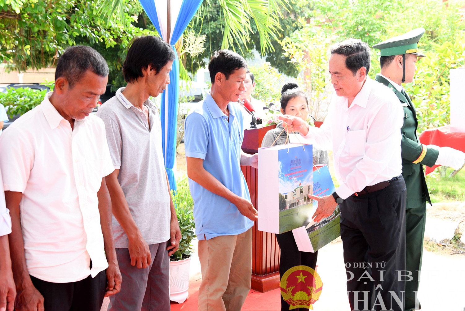 Chủ tịch Quốc hội Trần Thanh Mẫn tặng quà các hộ nghèo huyện Cầu Ngang. Ảnh: Lâm Hiển