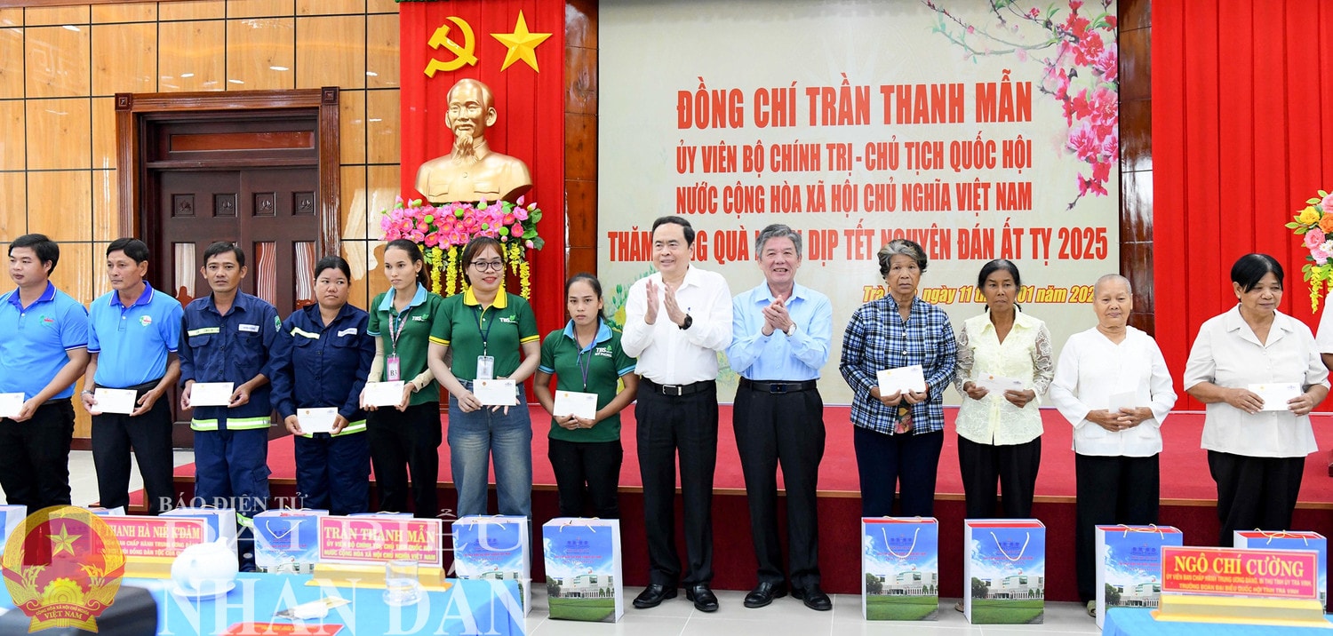 Chủ tịch Quốc hội Trần Thanh Mẫn và Bí thư Tỉnh ủy Trà Vinh Ngô Chí Cường trao quà tặng các hộ nghèo, công nhân, người lao động có hoàn cảnh khó khăn. Ảnh: Lâm Hiển