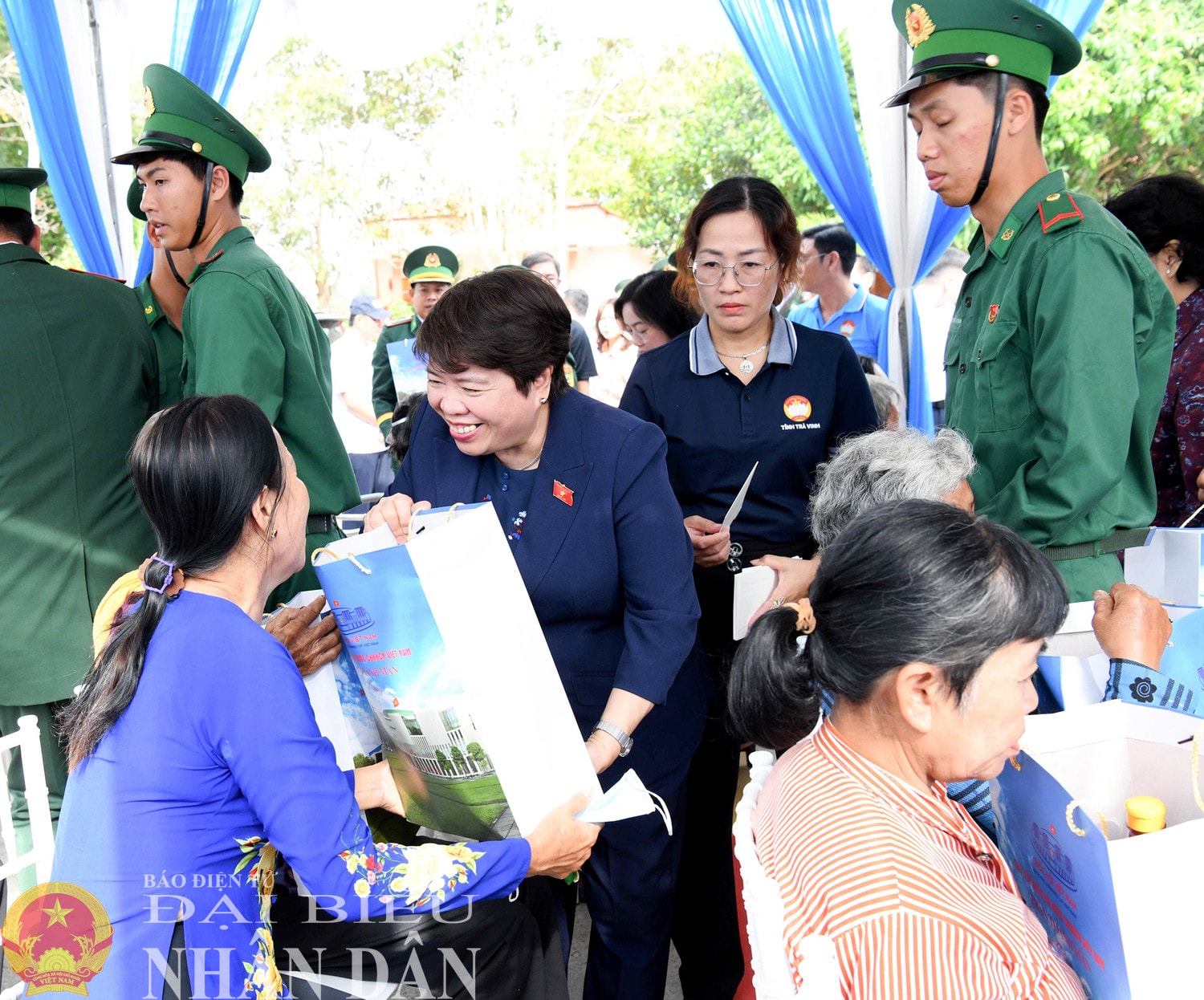 Chủ nhiệm Ủy ban Xã hội Nguyễn Thuý Anh trao quà của Chủ tịch Quốc hội Trần Thanh Mẫn tặng hộ chính sách, hộ nghèo, hộ cận nghèo, người có hoàn cảnh khó khăn huyện Cầu Ngang. Ảnh: Lâm Hiển