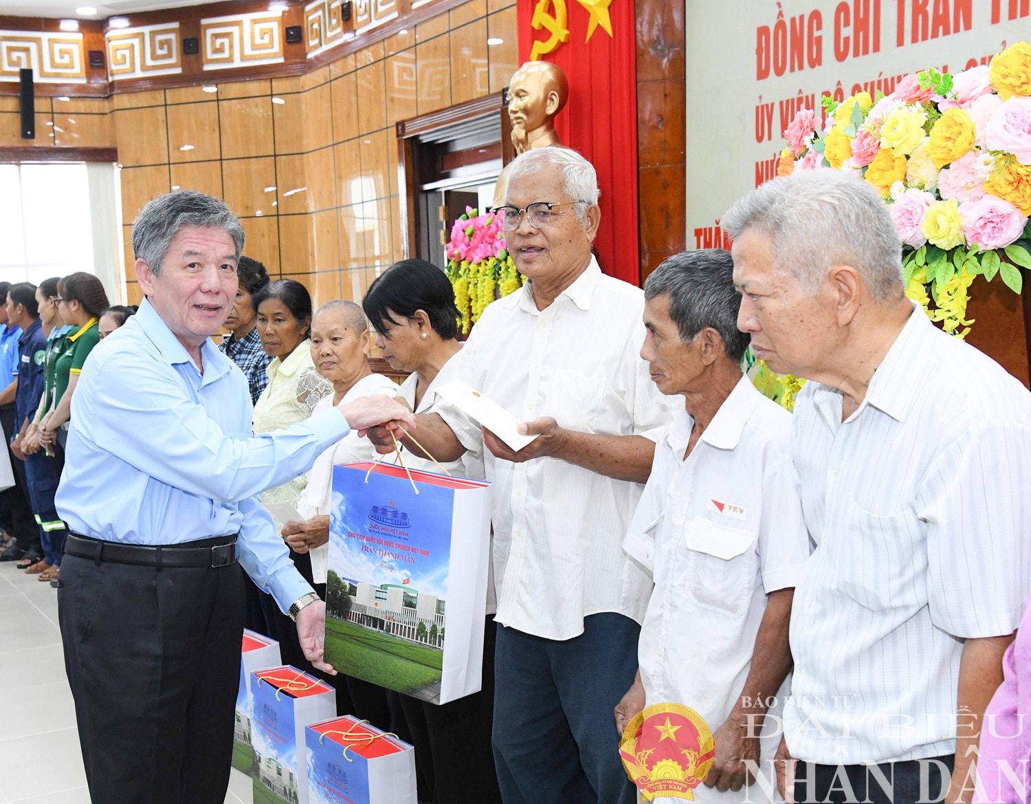 Bí thư Tỉnh ủy Trà Vinh Ngô Chí Cường trao quà tặng các hộ nghèo. Ảnh: Lâm Hiển
