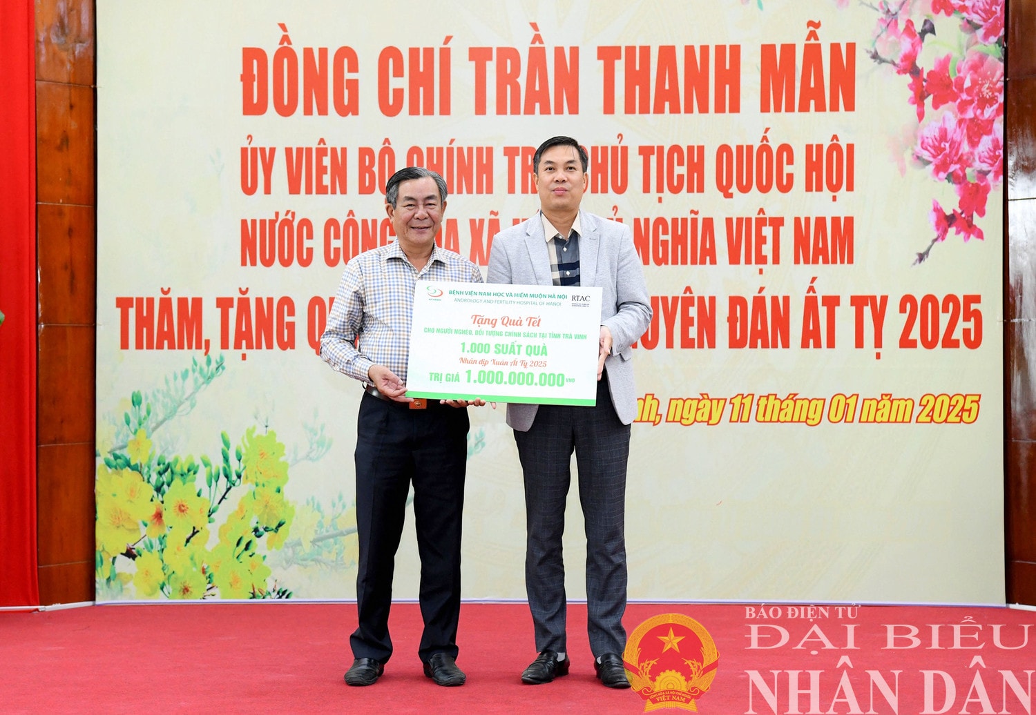 Giám đốc điều hành Bệnh viện Nam học và hiếm muộn Hà Nội Nguyễn Văn Cường trao tặng 1 tỷ đồng quà Tết cho Mặt trận Tổ Quốc Việt Nam tỉnh Trà Vinh. Ảnh: Lâm Hiển
