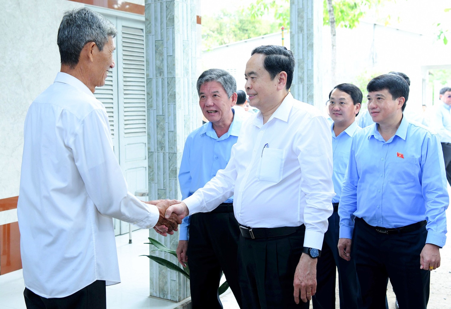 Chủ tịch Quốc hội Trần Thanh Mẫn và ông Sơn Văn Được, sinh năm 1955, là người có uy tín trong đồng bào dân tộc thiểu số tại khóm 4, phường 8, thành phố Trà Vinh. Ảnh: Lâm Hiển