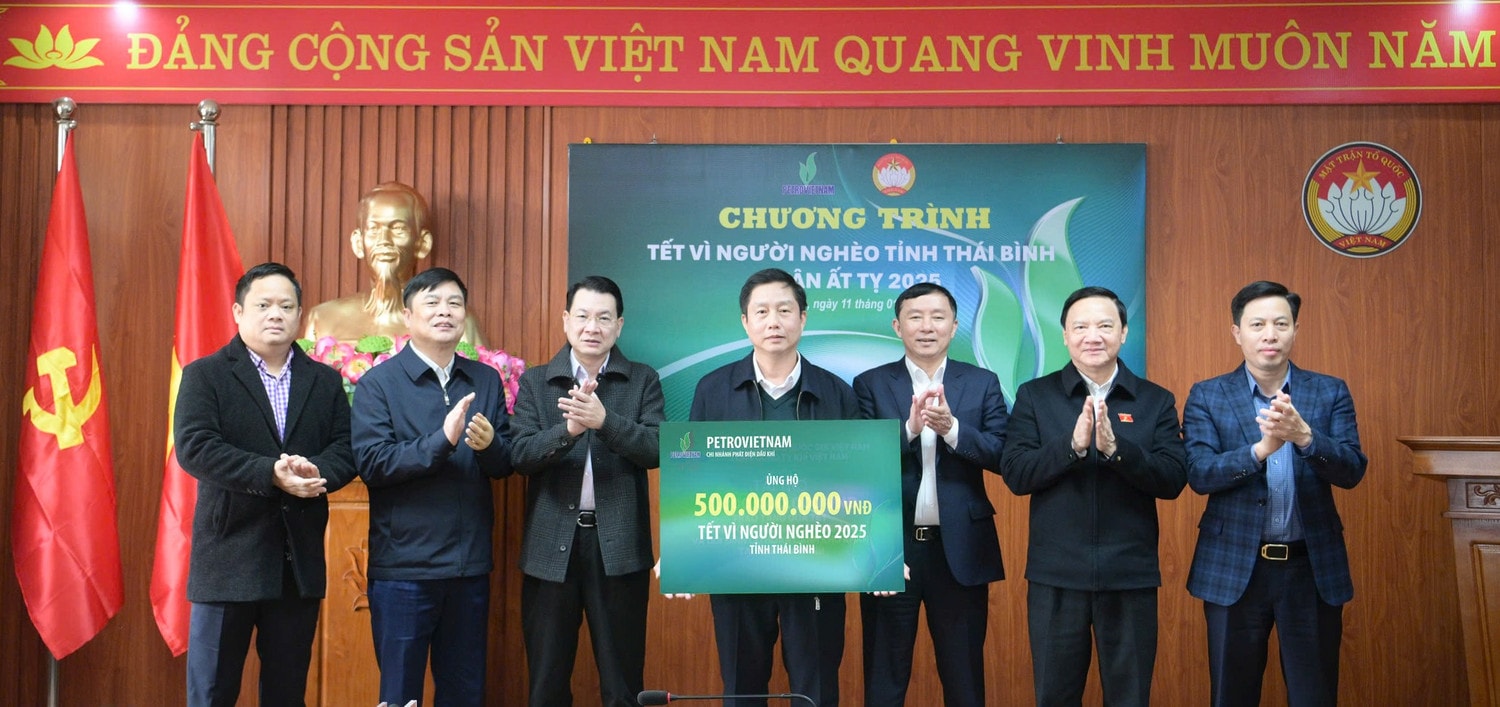 Phó Chủ tịch Quốc hội Nguyễn Khắc Định dự Lễ tiếp nhận tài trợ của Tập đoàn Dầu khí Việt Nam trao tặng Chương trình Tết vì người nghèo của tỉnh Thái Bình nhân dịp Xuân Ất Tỵ 2025. Ảnh: Hồ Long