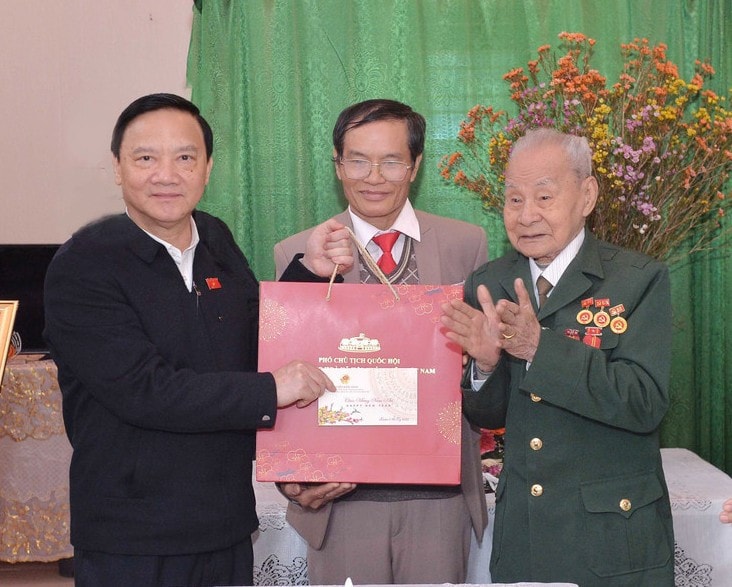 Phó Chủ tịch Quốc hội Nguyễn Khắc Định thăm và tặng quà ông Nguyễn Văn Cân, người cao tuổi tròn 100 tuổi (thôn Tân Hòa, xã Phong Dương Tiến, huyện Đông Hưng). Ảnh: Hồ Long