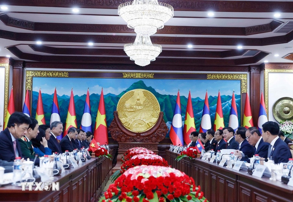 Generalsekretær To Lam holder samtaler med Laos generalsekretær og president Thongloun Sisoulith. (Foto: Thong Nhat/VNA)