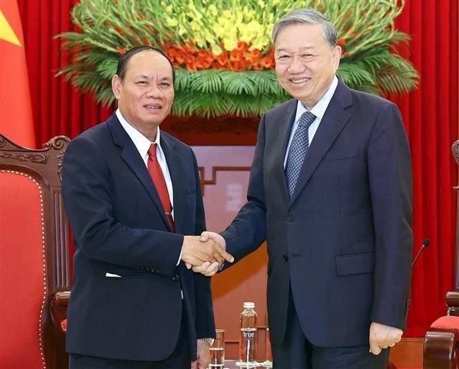 Party General Secretary To Lam (R) welcomes General Vilay Lakhamphong, Deputy Prime Minister, and Minister of Public Security (Photo: VNA) img-6229.jpg