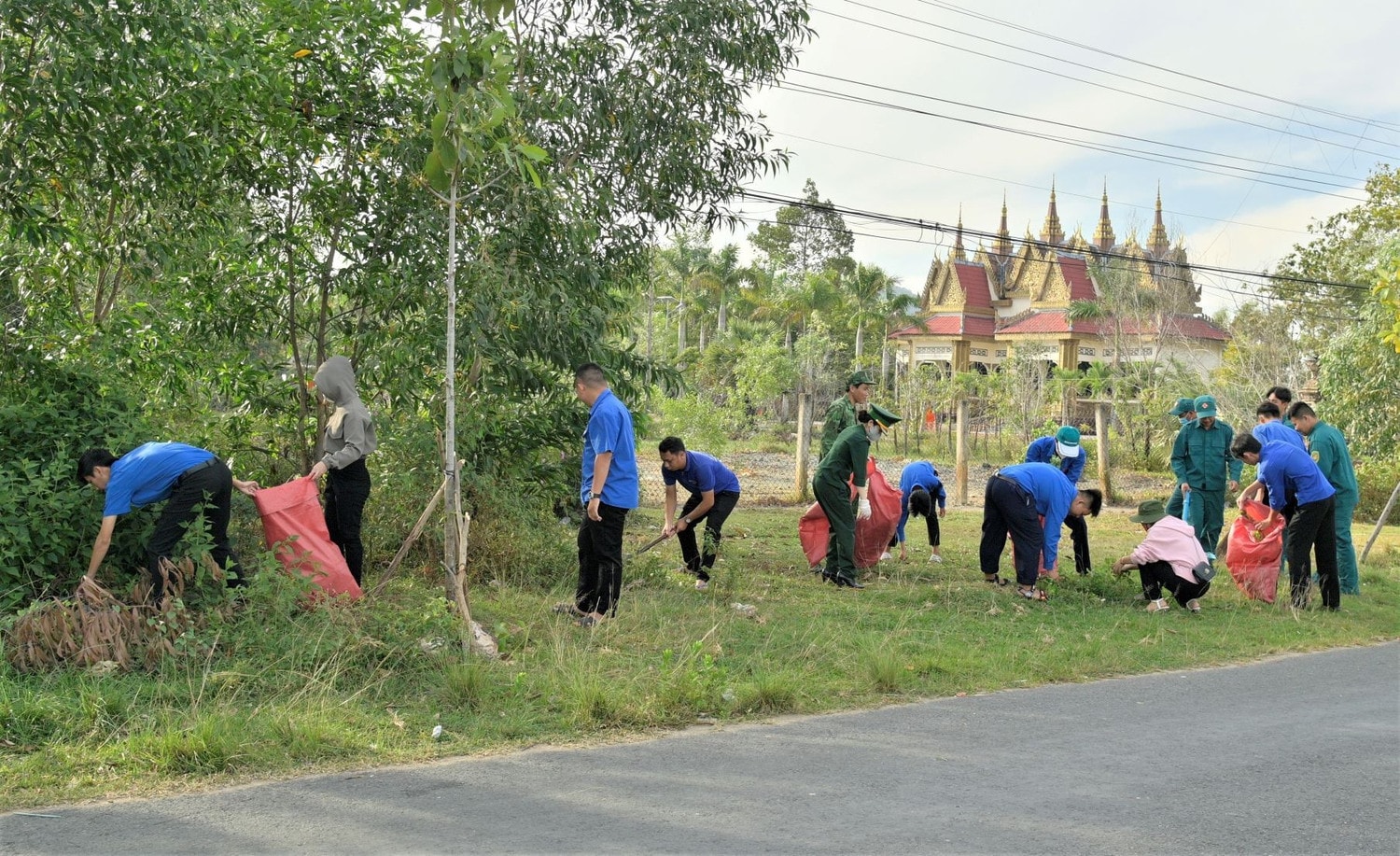 luc-luong-doan-vien-thanh-nien-lien-chi-doan-tien-hanh-tong-ve-sinh-thu-gom-rac-thai-doc-tuyen-bien-gioi.jpg