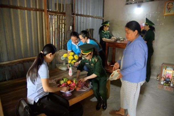 hoi-phu-nu-bo-doi-bien-phong-tinh-phu-nu-tp-ha-tien-to-chuc-trang-tri-ban-tho-cho-phu-nu-ngheo-bien-gioi-1.jpg