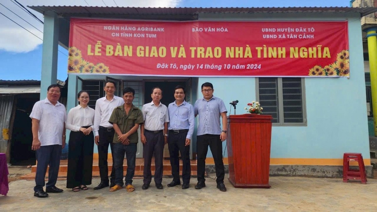 Lễ bàn giao nhà “Đại đoàn kết” tại xã Tân Cảnh, huyện Đăk Tô, Kon Tum. Ảnh: Bá Tứ