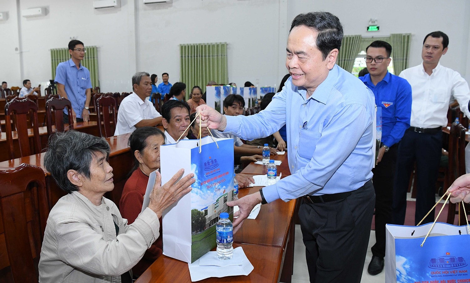Chủ tịch Quốc hội Trần Thanh Mẫn tặng quà Tết các hộ gia đình chính sách, người nghèo, người có hoàn cảnh đặc biệt khó khăn tại huyện Phụng Hiệp, tỉnh Hậu Giang. Ảnh: Lâm Hiển