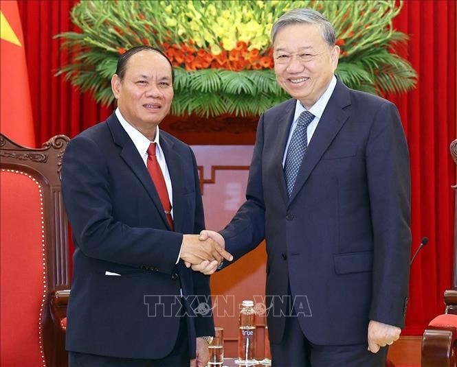 Tổng Bí thư Tô Lâm tiếp Đại tướng Vilay Lakhamphong, Ủy viên Bộ Chính trị, Phó Thủ tướng Chính phủ, Bộ trưởng Bộ Công an Lào. Ảnh: Thống Nhất/TTXVN