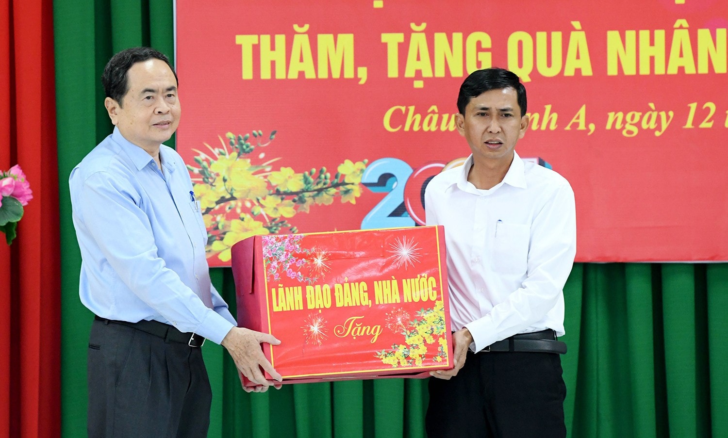 Chủ tịch Quốc hội Trần Thanh Mẫn tặng quà Tết cho Ủy ban nhân dân xã Thạnh Xuân, huyện Châu Thành A. Ảnh: Lâm Hiển