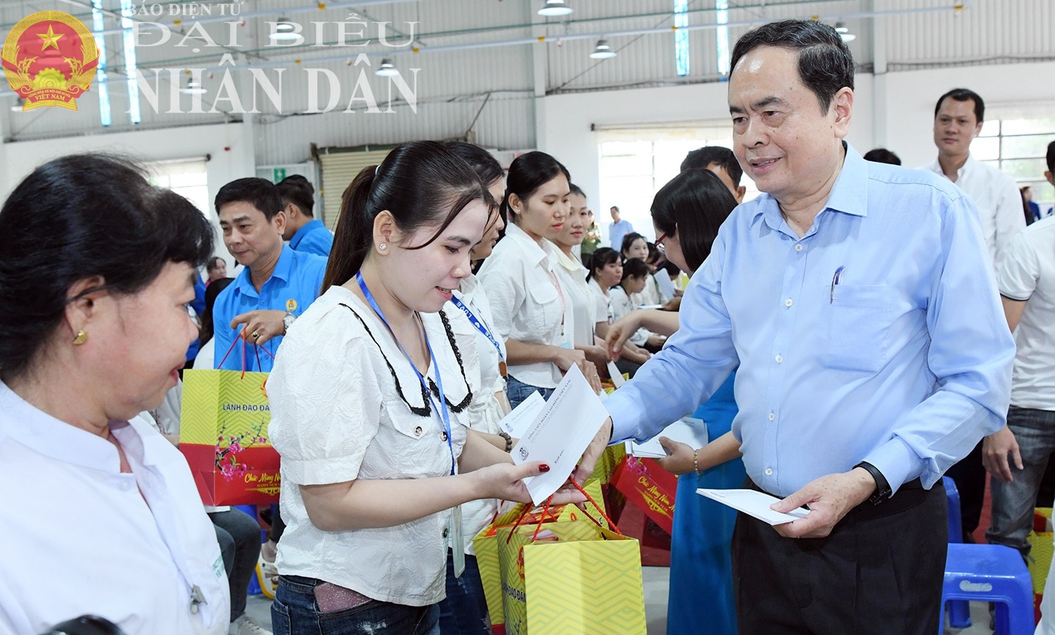 Chủ tịch Quốc hội Trần Thanh Mẫn tặng quà Tết cho công nhân, người lao động có hoàn cảnh khó khăn. Ảnh: Lâm Hiển