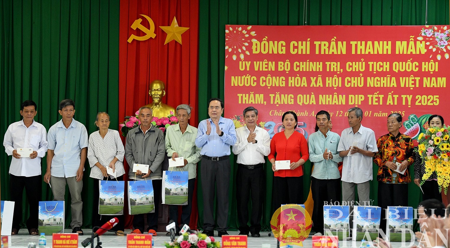 Chủ tịch Quốc hội Trần Thanh Mẫn tặng quà Tết hộ gia đình chính sách huyện Châu Thành A. Ảnh: Lâm Hiển