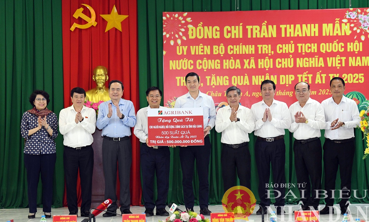 Chủ tịch Quốc hội Trần Thanh Mẫn chứng kiến đại diện Ngân hàng Agribank trao 500 triệu cho MTTQ huyện Châu Thành A, tỉnh Hậu Giang. Ảnh: Lâm Hiển