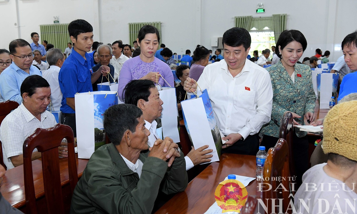 Chủ tịch Hội đồng Dân tộc Y Thanh Hà Niê Kđăm trao quà của Chủ tịch Quốc hội Trần Thanh Mẫn tặng các hộ gia đình chính sách, người nghèo, người có hoàn cảnh đặc biệt khó khăn. Ảnh: Lâm Hiển