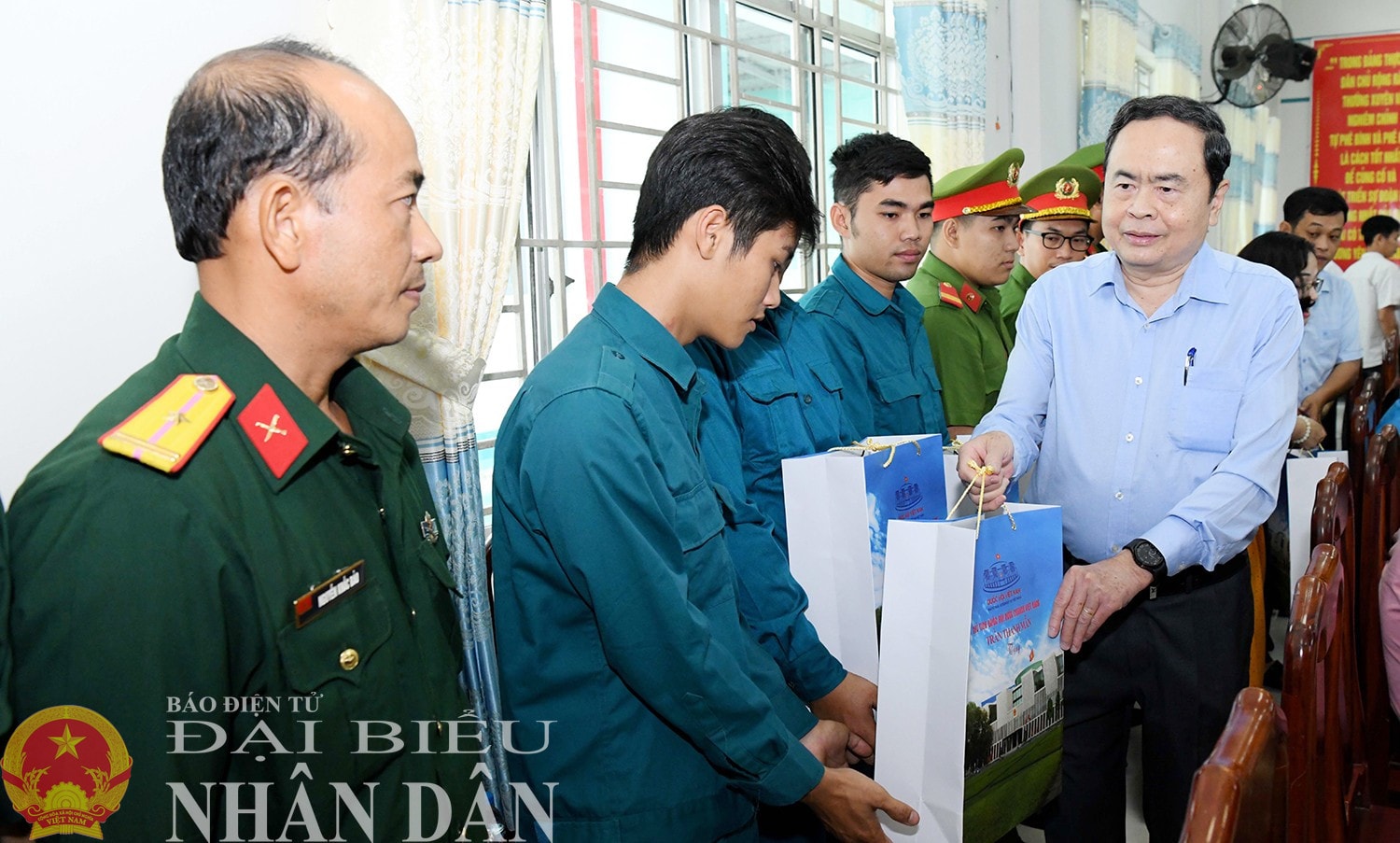 Chủ tịch Quốc hội Trần Thanh Mẫn tặng quà Tết lực lượng vũ trang huyện Châu Thành A. Ảnh: Lâm Hiển