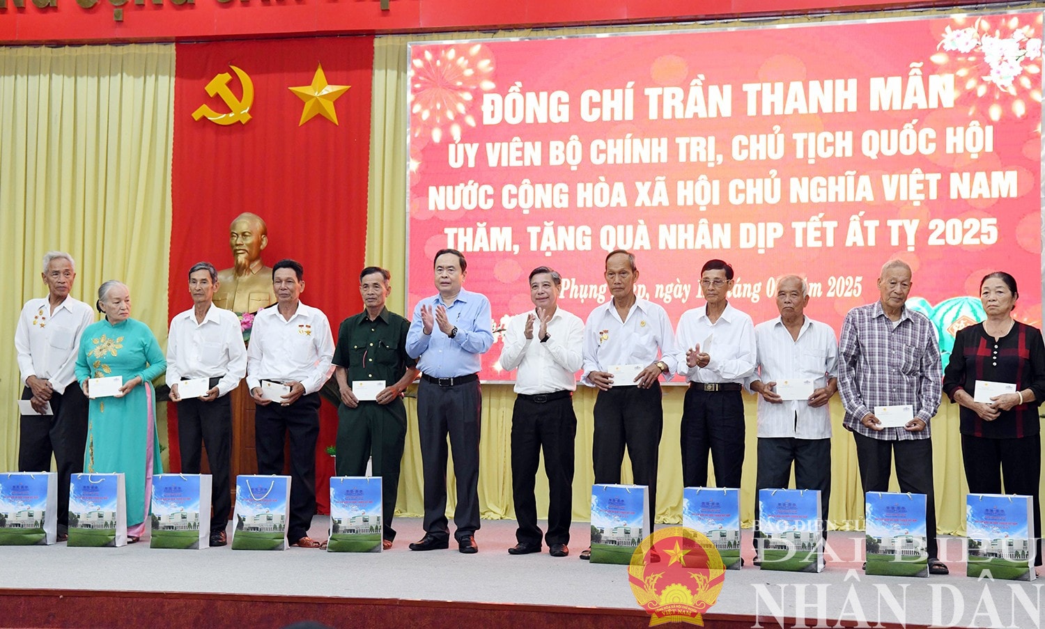 Chủ tịch Quốc hội Trần Thanh Mẫn tặng quà Tết các hộ gia đình chính sách, người nghèo, người có hoàn cảnh đặc biệt khó khăn tại huyện Phụng Hiệp, tỉnh Hậu Giang. Ảnh: Lâm Hiển