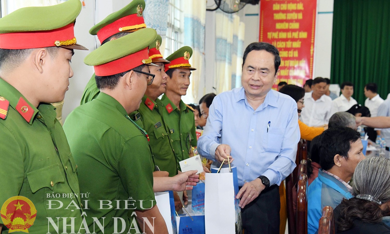 Chủ tịch Quốc hội Trần Thanh Mẫn tặng quà Tết lực lượng vũ trang huyện Châu Thành A. Ảnh: Lâm Hiển
