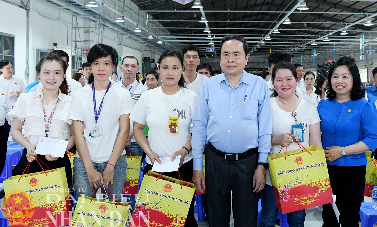 Chủ tịch Quốc hội Trần Thanh Mẫn tặng quà Tết cho công nhân, người lao động có hoàn cảnh khó khăn. Ảnh: Lâm Hiển