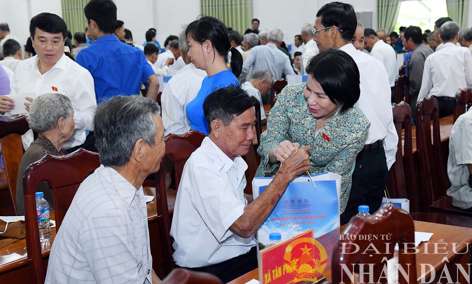 Phó trưởng Ban Dân nguyện Trần Thị Nhị Hà trao quà của Chủ tịch Quốc hội Trần Thanh Mẫn tặng các hộ gia đình chính sách, người nghèo, người có hoàn cảnh đặc biệt khó khăn. Ảnh: Lâm Hiển