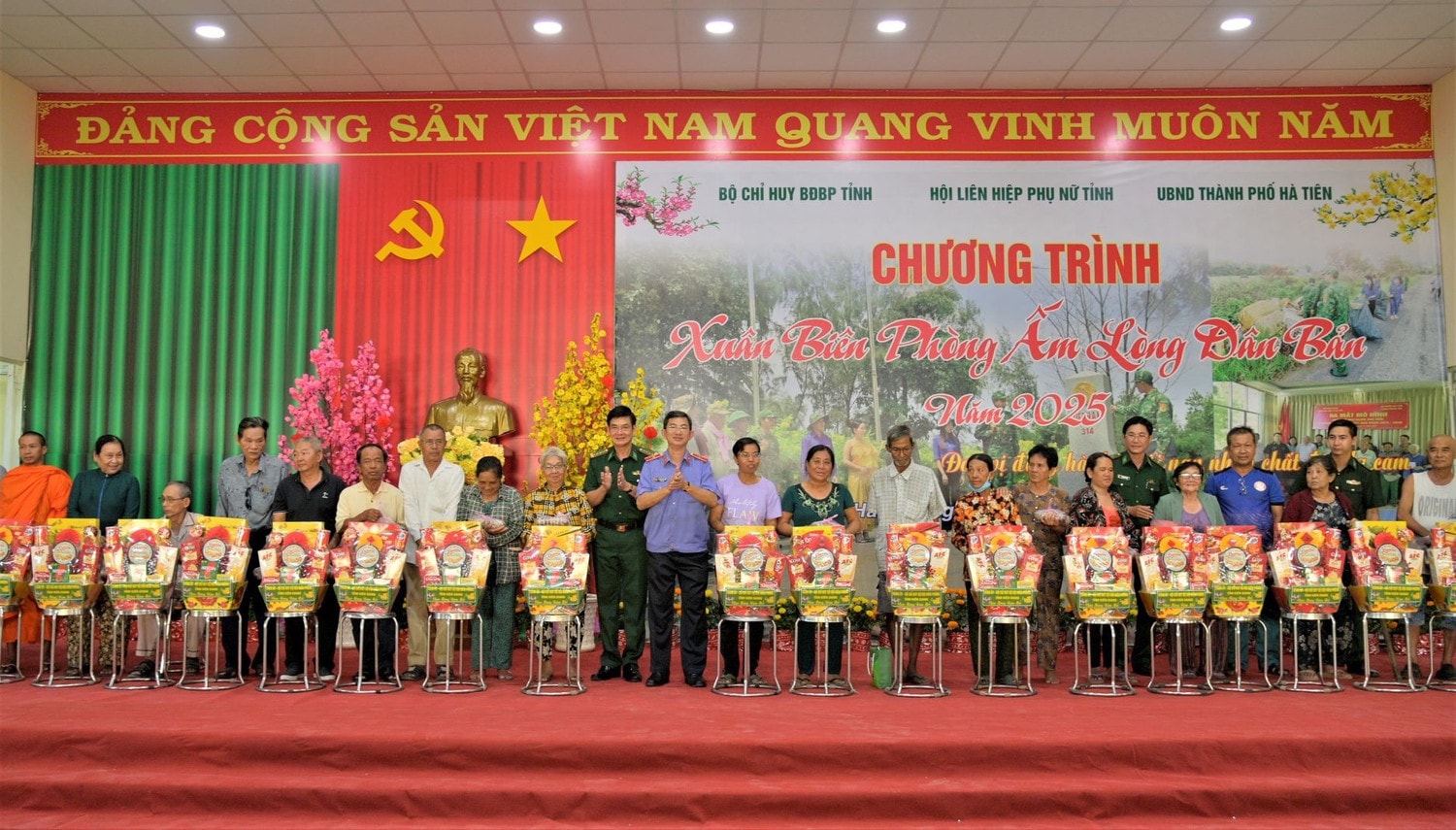 co-297-phan-qua-moi-phan-500-ngan-dong-duoc-bo-chi-huy-bo-doi-bien-phong-tinh-va-cac-don-vi-phoi-hop-nha-dong-hanh-trao-den-tay-nguoi-dan-vung-bien.jpg
