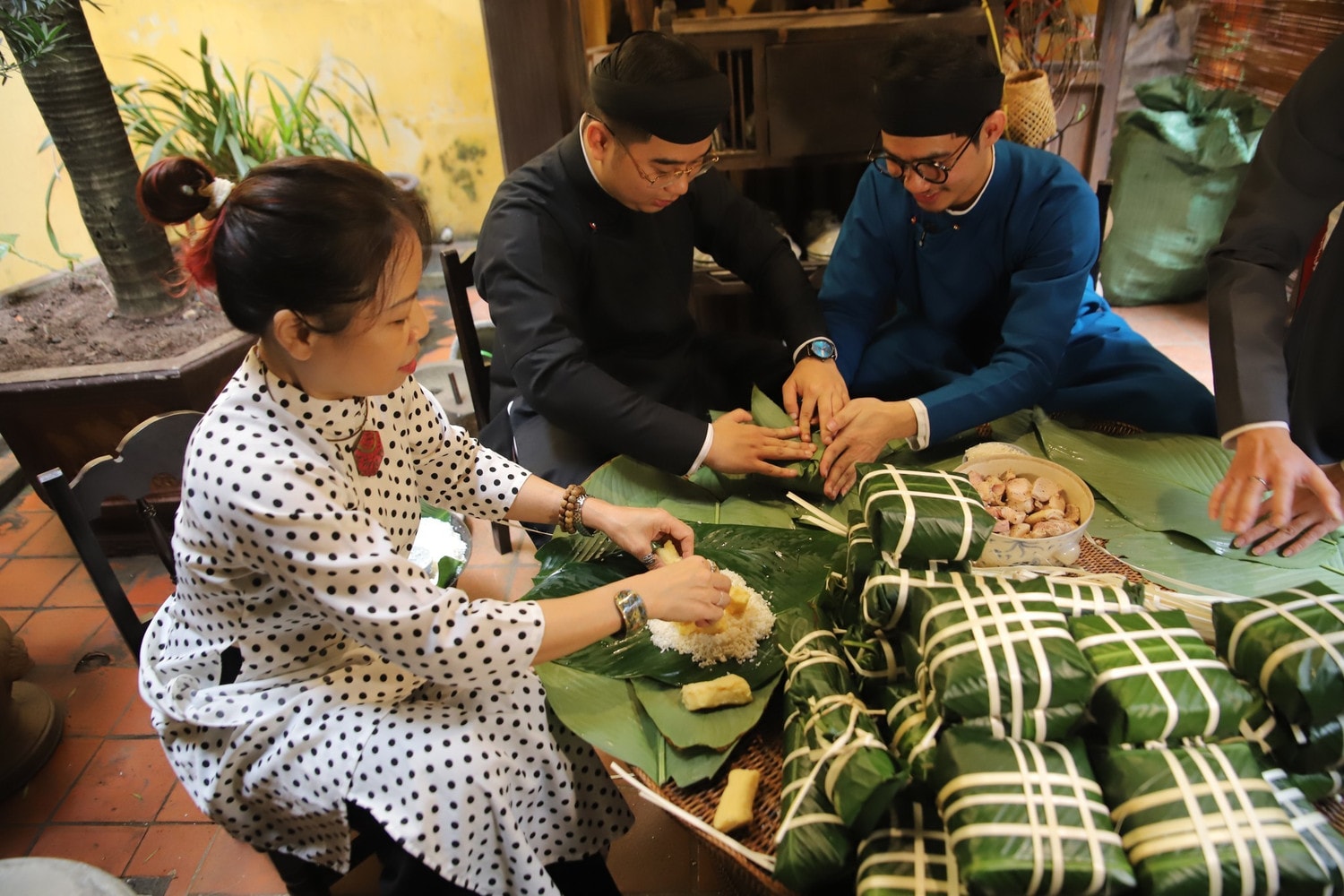 Các nghi lễ, chương trình nghệ thuật giúp người dân ôn lại các giá trị truyền thống. Ảnh: Đình làng Việt