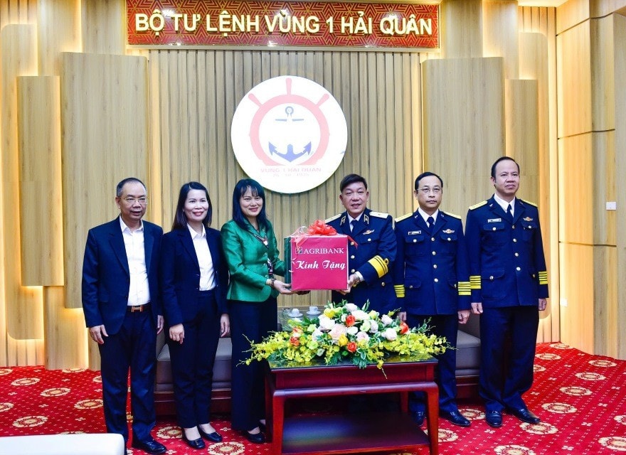 1-ba-phung-thi-binh-ptgd-agriabank-tang-qua-bo-tu-lenh-vung-1-hai-quan.jpg