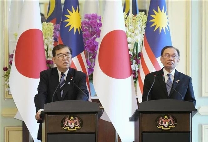 Japanese Prime Minister Shigeru Ishiba (left) and his Malaysian counterpart Anwar Ibrahim at the joint press conference. (Photo: Kyodo/VNA) vna-potal-nhat-ban-thuc-day-cam-ket-voi-khu-vuc-dong-nam-a-7800678-1.jpg