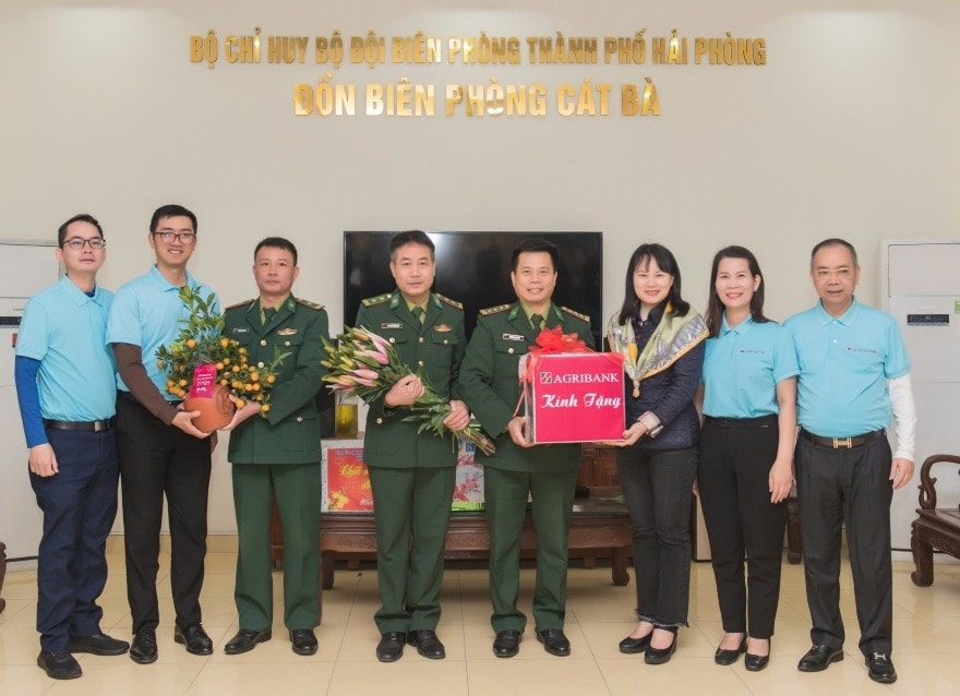 2-doan-cong-tac-agribank-tham-chuc-tet-can-bo-chien-si-dang-cong-tac-tai-don-bien-phong-cat-ba.jpg