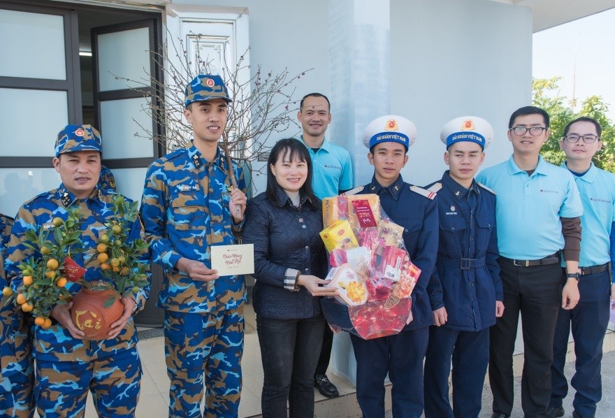 3-doan-cong-tac-agribank-tham-tang-qua-tet-can-bo-chien-si-dang-cong-tac-tren-dao-cat-ba.jpg