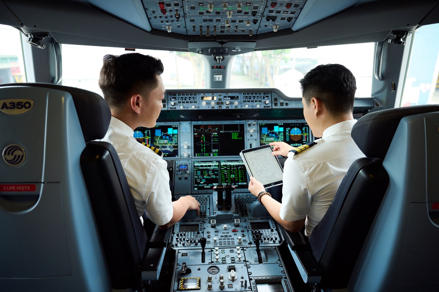 anh-2-vietnam-airlines-luon-dat-khach-hang-va-an-toan-len-hang-dau-dong-thoi-khang-dinh-vi-the-va-uy-tin-cua-hang-hang-khong-quoc-gia-tren-truong-quoc-te-anh-vna.jpg