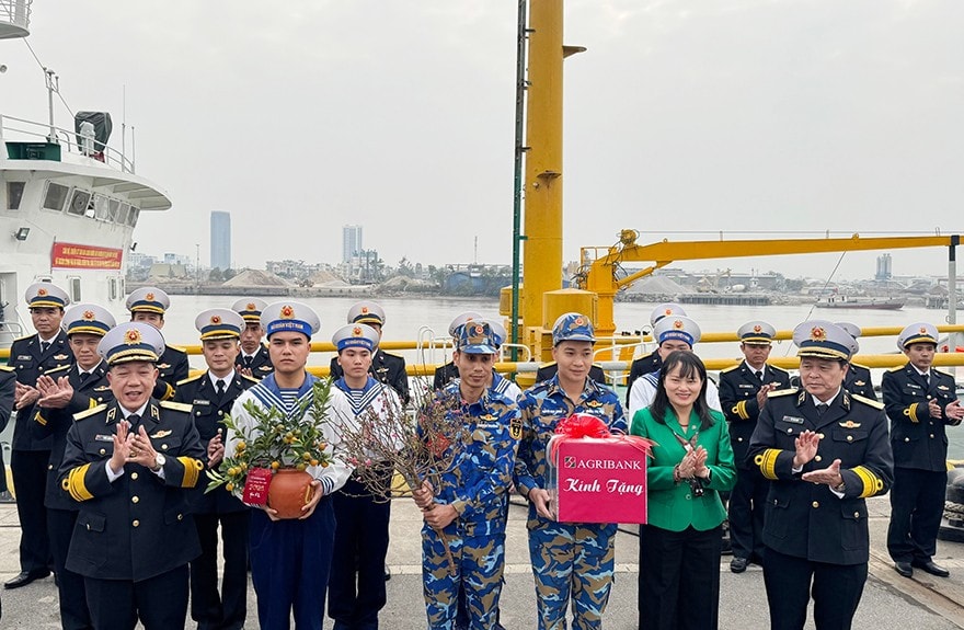 5-doan-cong-tac-cung-nhung-phan-qua-y-nghia-dac-trung-cua-ngay-tet-tren-chuyen-tau-chuyen-den-chien-sy-ba-con-nhan-dan-tren-huyen-dao-bach-long-vi.jpg