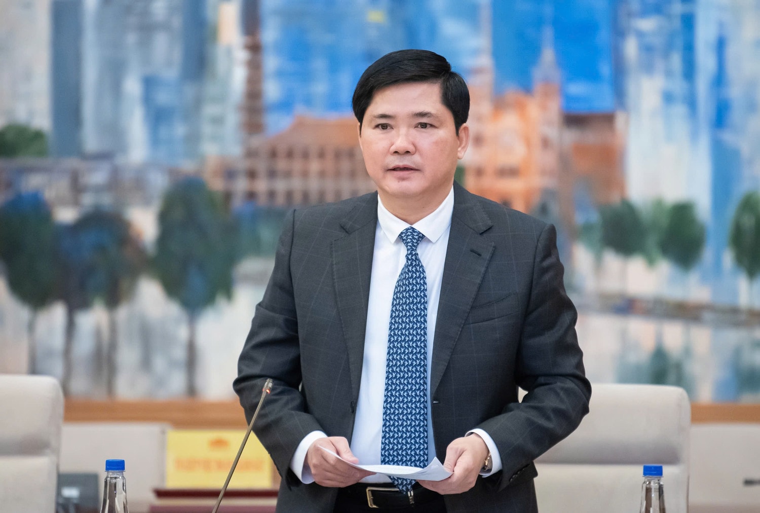 Phó Chủ nhiệm Ủy ban Khoa học, Công nghệ và Môi trường Nguyễn Tuấn Anh báo cáo tại phiên họp