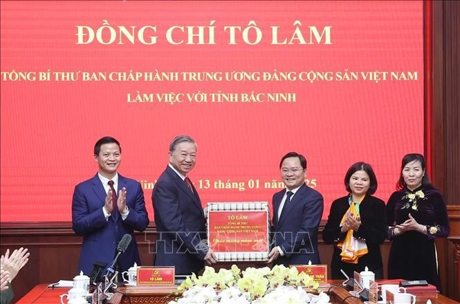 Tổng Bí thư Tô Lâm tặng quà cho Đảng bộ, chính quyền và nhân dân tỉnh Bắc Ninh. Ảnh: Thống Nhất - TTXVN