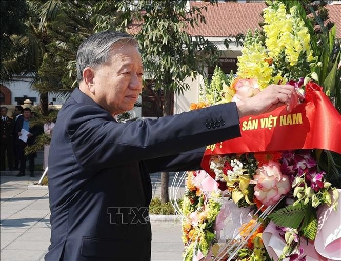 Tổng Bí thư Tô Lâm dâng hoa tại Khu lưu niệm Tổng Bí thư Nguyễn Văn Cừ (phường Phù Khê, thành phố Từ Sơn, tỉnh Bắc Ninh). Ảnh: Thống Nhất - TTXVN