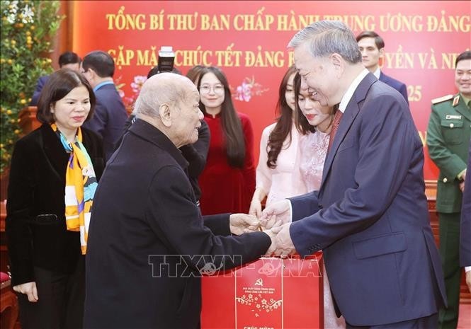 Tổng Bí thư Tô Lâm tặng quà các đại biểu. Ảnh: Thống Nhất - TTXVN