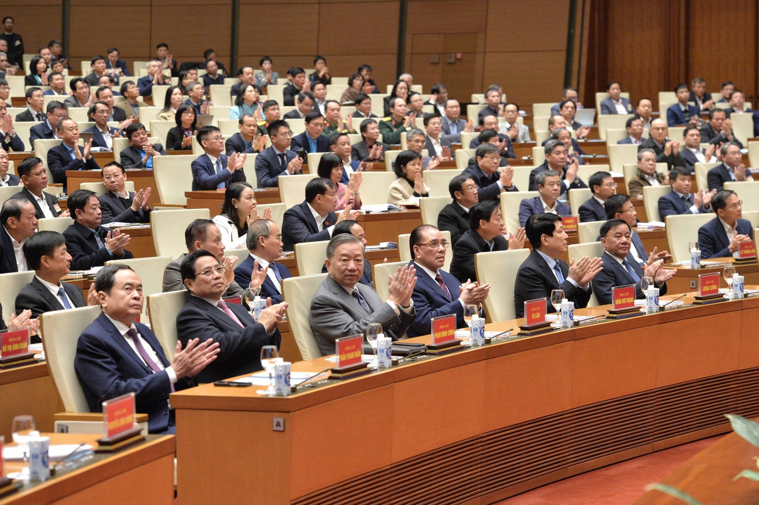 cac-dai-bieu-du-hoi-nghi.jpg